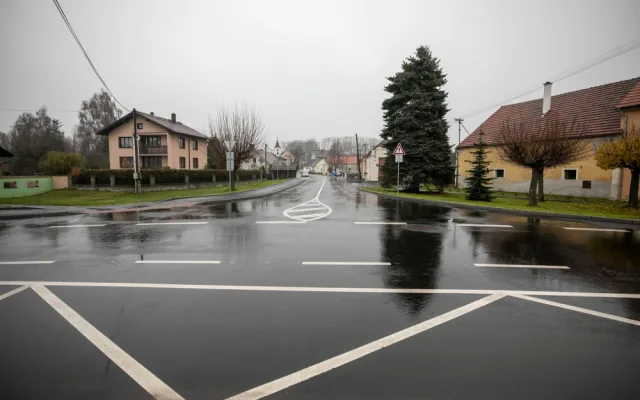 Řidiči už mohou využívat opravený most v Luženičkách u Domažlic i křižovatku na Horšovský Týn