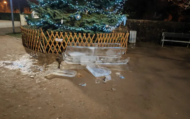 Vandal poničil ledovou sochu za desítky tisíc korun, policie hledá svědky i totožnost výtržníka
