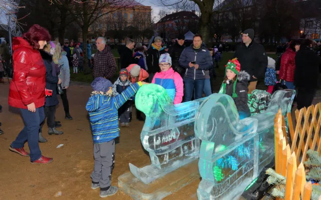 Ledové sochy dělaly radost zejména dětem