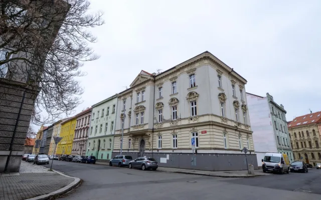 Trojice seniorů v tíživé sociální situaci začne žít lepší život v nově vybudovaném sdíleném bydlení