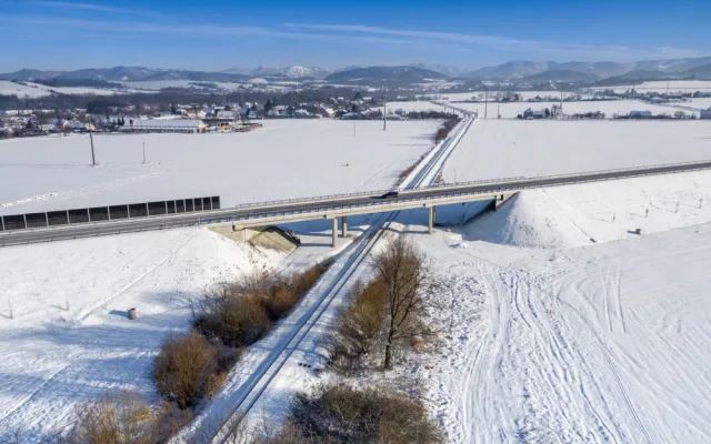 Řidiči v ČR zažívají teď nejnebezpečnější část zimy, rizikové jsou hlavně mosty, kde namrzá vozovka