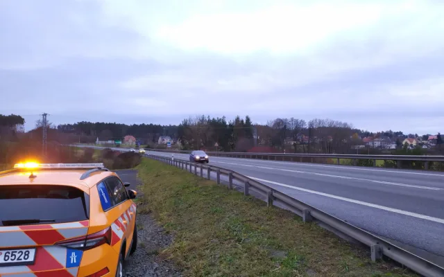 Řidiči v ČR zažívají teď nejnebezpečnější část zimy, rizikové jsou hlavně mosty, kde namrzá vozovka