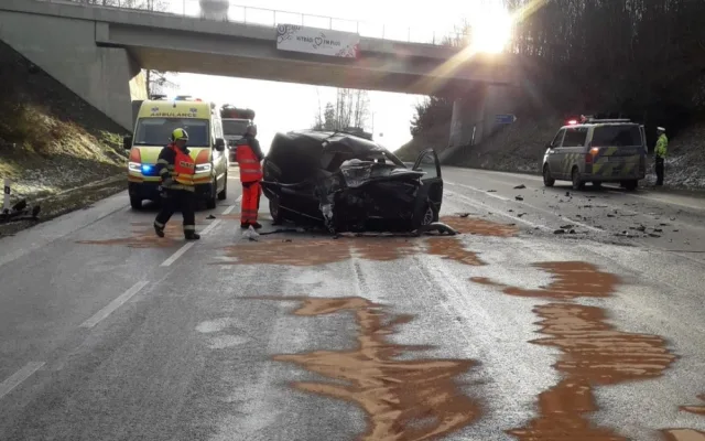 Řidiče osobáku oslnilo slunce a přehlédl nákladní vůz, jeho spolujezdkyně utrpěla vážná zranění