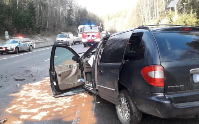 Řidiče osobáku oslnilo slunce a přehlédl nákladní vůz, jeho spolujezdkyně utrpěla vážná zranění