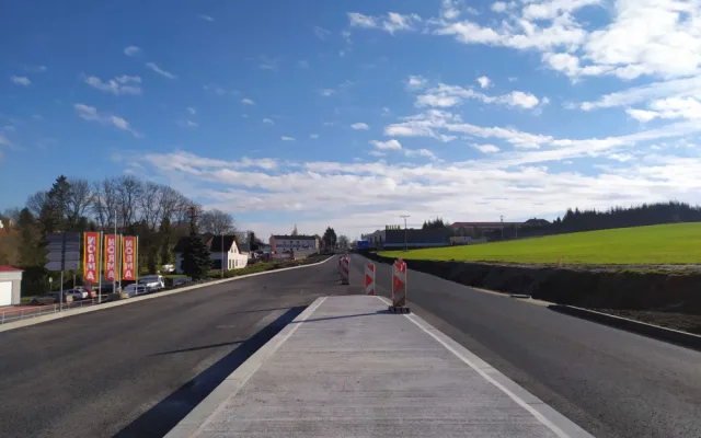 Motoristům odpadne další dlouhé čekání v kolonách, konečně končí i oprava silnice I/20 v Nepomuku