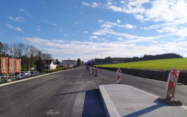Motoristům odpadne další dlouhé čekání v kolonách, konečně končí i oprava silnice I/20 v Nepomuku