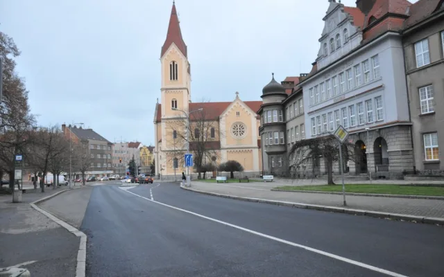 Rušné Chodské náměstí je nyní bezpečnější a přehlednější, opravy se dočkala i silnice a zastávky MHD