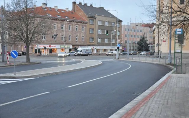 Rušné Chodské náměstí je nyní bezpečnější a přehlednější, opravy se dočkala i silnice a zastávky MHD