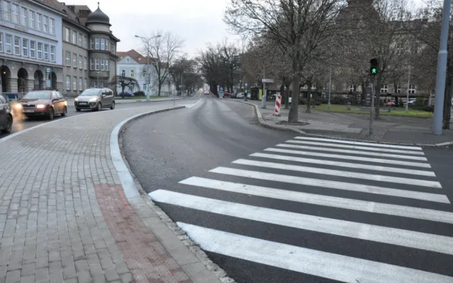 Rušné Chodské náměstí je nyní bezpečnější a přehlednější, opravy se dočkala i silnice a zastávky MHD