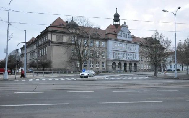 Rušné Chodské náměstí je nyní bezpečnější a přehlednější, opravy se dočkala i silnice a zastávky MHD