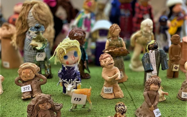 Velký plzeňský betlém má už 1000 figurek a je k vidění v mázhauzu radnice. Je tam i vánoční pošta