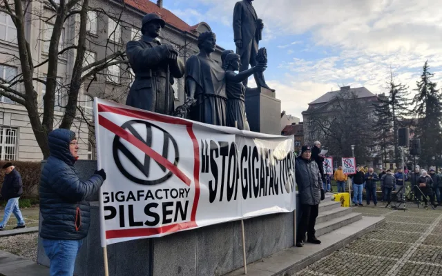 Stovky lidí vyjádřily svůj nesouhlas s rušením letiště v Líních, jestli si Volkswagen lokalitu vybere je stále nejisté