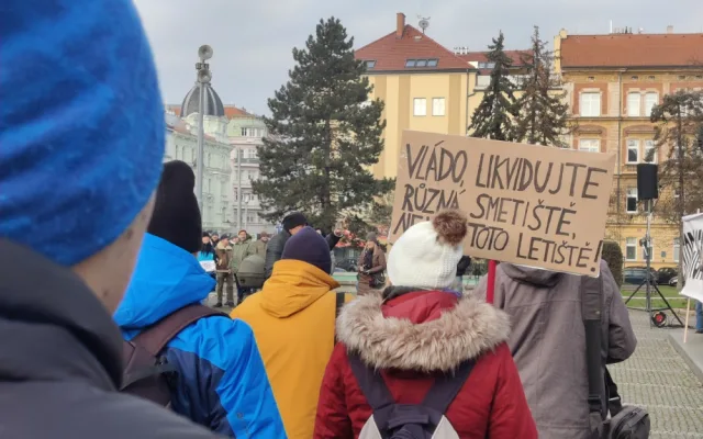 Stovky lidí vyjádřily svůj nesouhlas s rušením letiště v Líních, jestli si Volkswagen lokalitu vybere je stále nejisté
