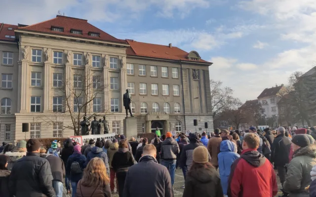 Stovky lidí vyjádřily svůj nesouhlas s rušením letiště v Líních, jestli si Volkswagen lokalitu vybere je stále nejisté