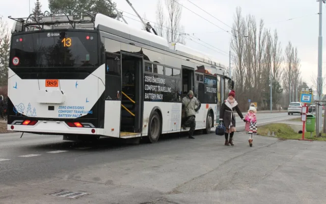 Stávající zastávka U Kasáren v Plzni na Slovanech