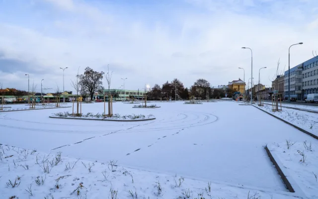 Řidiči mohou využívat nové záchytné parkoviště u autobusového nádraží, pojme až 163 aut