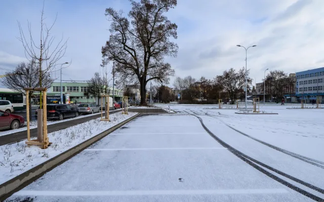Řidiči mohou využívat nové záchytné parkoviště u autobusového nádraží, pojme až 163 aut