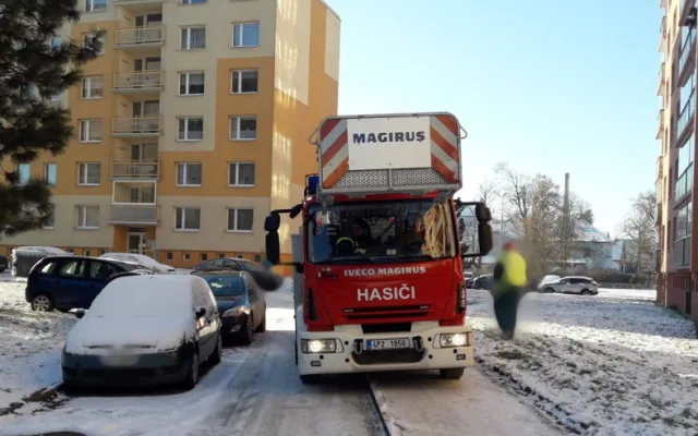 Hasiči testovali na sídlišti průjezdnost ulic pro jejich těžkou požární techniku, výsledek je nenadchl
