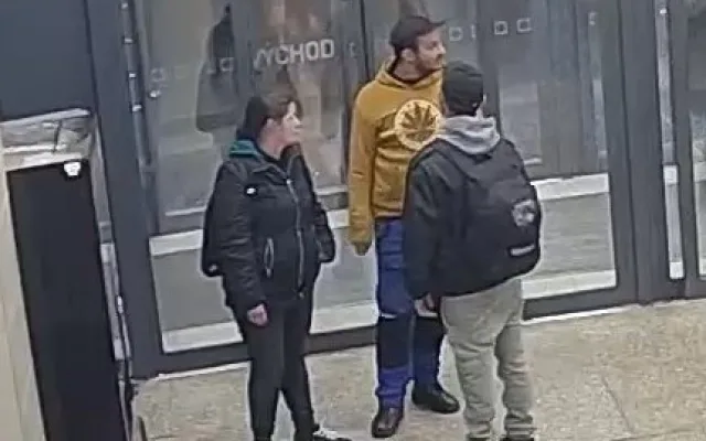 Policie pátrá po totožnosti pachatele. V doprovodu přátel poškodil automat na CBD produkty a zařízení prodejny