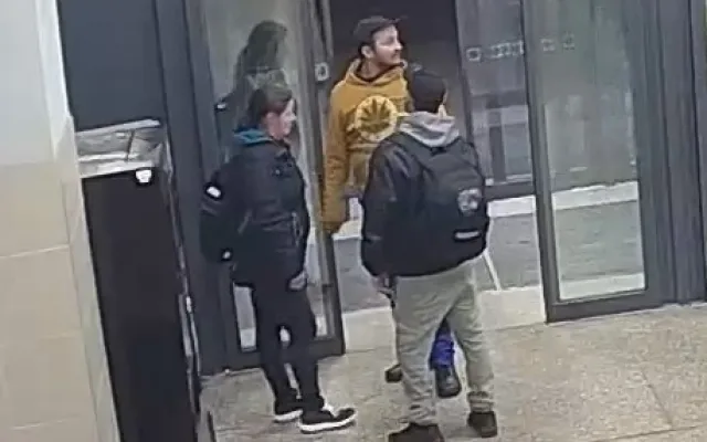 Policie pátrá po totožnosti pachatele. V doprovodu přátel poškodil automat na CBD produkty a zařízení prodejny