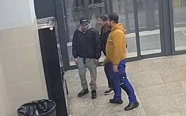 Policie pátrá po totožnosti pachatele. V doprovodu přátel poškodil automat na CBD produkty a zařízení prodejny