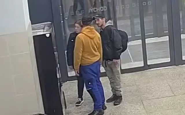 Policie pátrá po totožnosti pachatele. V doprovodu přátel poškodil automat na CBD produkty a zařízení prodejny