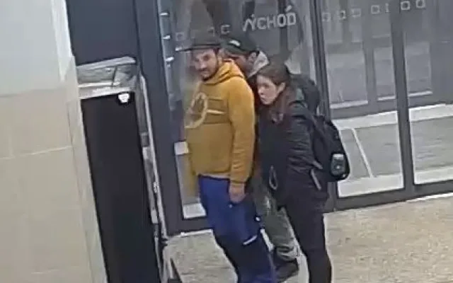 Policie pátrá po totožnosti pachatele. V doprovodu přátel poškodil automat na CBD produkty a zařízení prodejny
