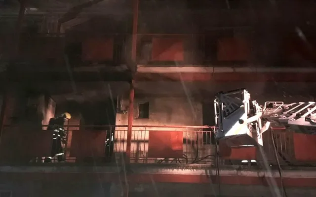 Nechvalně proslulý pavlačák zachvátil požár. S ohněm bojovaly desítky hasičů