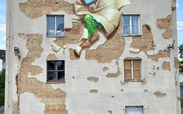 V rámci letošního festivalu WALLZ vznikla na pavlačáku unikátní malba spícího dítěte