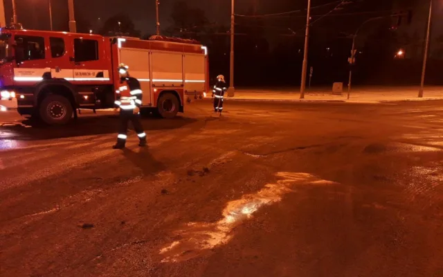 Z proražené nádrže kamionu vyteklo 900 litrů nafty, řidič ji rozbryndal po kilometrech silnic
