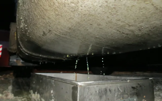 Z proražené nádrže kamionu vyteklo 900 litrů nafty, řidič ji rozbryndal po kilometrech silnic