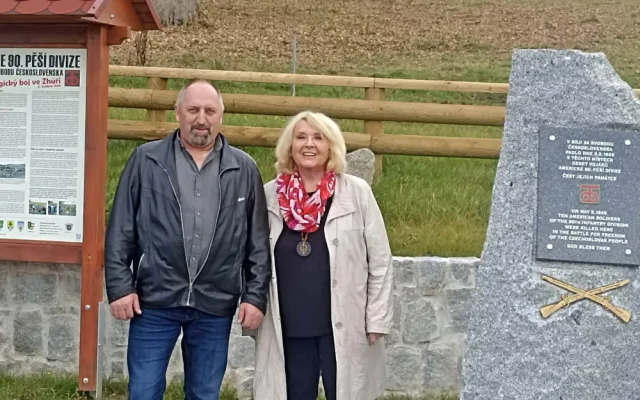 Starosta Hartmanic Pavel Valdman u památníku s novinářkou Lídou Rakušanovou z Rádia Svobodná Evropa