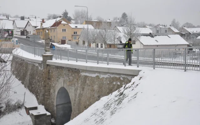 Silniční most přes Litický potok prošel opravou za 24 milionů. Je komfortnější a bezpečnější pro chodce i řidiče