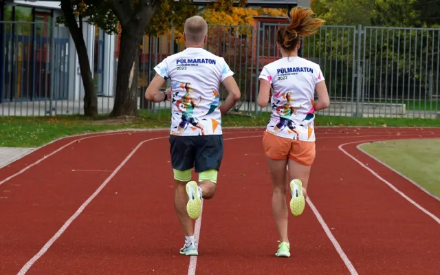 Ještě nemáte pro své blízké vánoční dárky? Kupte jim pod stromeček startovné na Půlmaraton Plzeňského kraje!