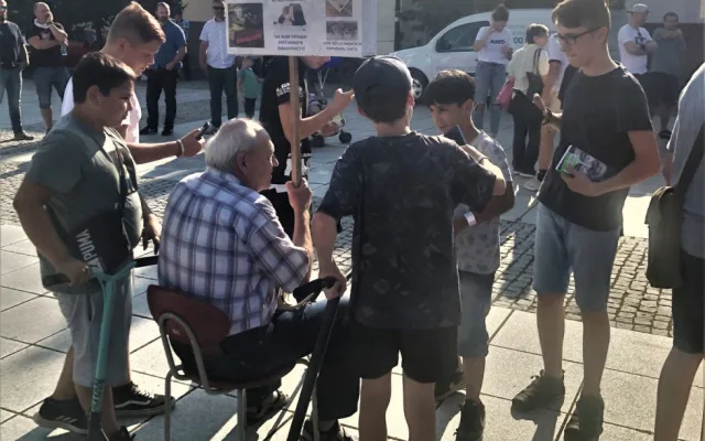S paralyzérem jsem to trošku přehnal, říká Babišův vytrvalý odpůrce. S protesty na jeho akcích nepřestane