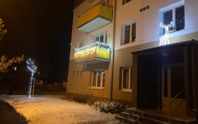 Nultý ročník soutěže o nejhezčí vánoční výzdobu zná své vítěze, bodoval vyparáděný balkon, provozovna i rodinný dům