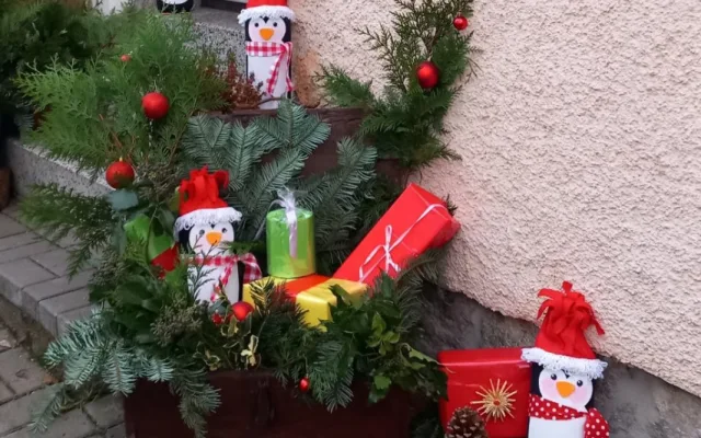 Nultý ročník soutěže o nejhezčí vánoční výzdobu zná své vítěze, bodoval vyparáděný balkon, provozovna i rodinný dům