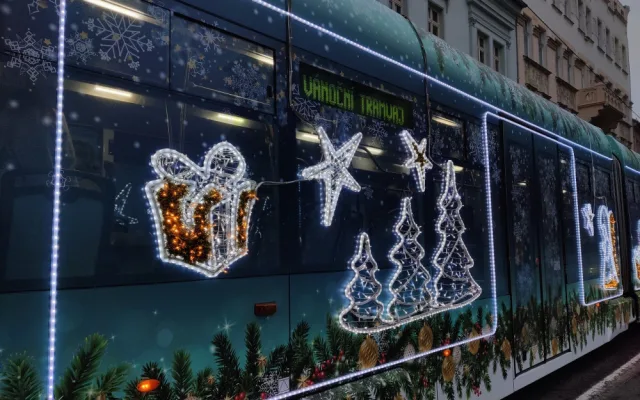 O nejkrásnější vánoční tramvaj soutěží v populární anketě rekordní počet měst