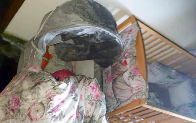 Probudil nás pláč dcery, říkají mladí rodiče. Požár je připravil o střechu nad hlavou