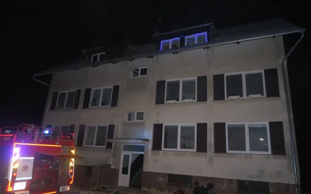 Probudil nás pláč dcery, říkají mladí rodiče. Požár je připravil o střechu nad hlavou