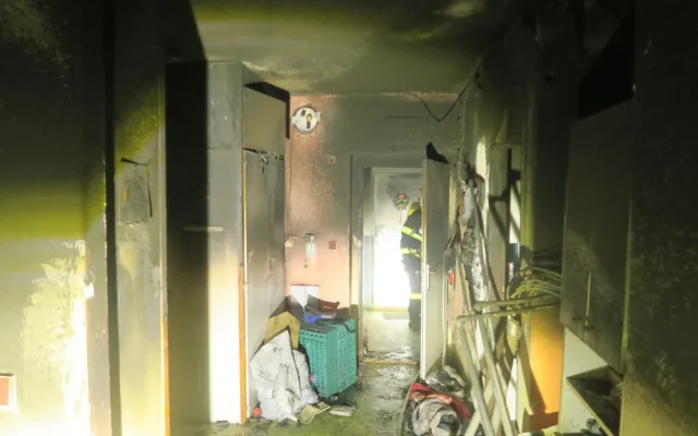 Probudil nás pláč dcery, říkají mladí rodiče. Požár je připravil o střechu nad hlavou
