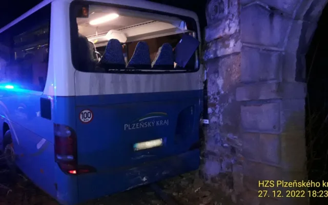 Při srážce autobusu a osobního auta se zranilo několik osob, záchranáři převezli do nemocnici i roční dítě