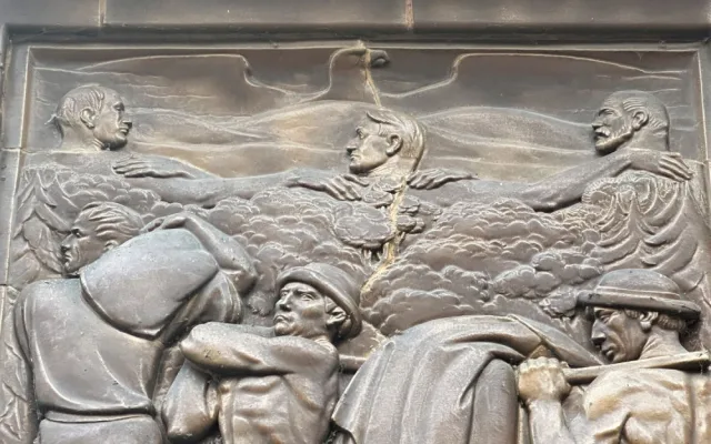 Adolf Hitler shlíží už od roku 1936 z historického reliéfu umístěného u vstupu do spořitelny v centru Sušice
