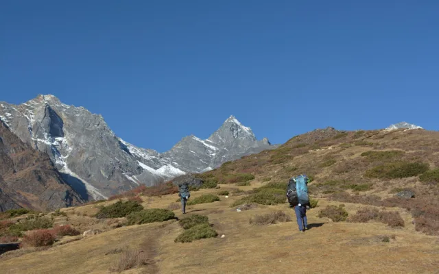 SAMA V NEPÁLU: Výš, skokem nad čtyři tisíce metrů a Cho Oyu střídá Mount Everest