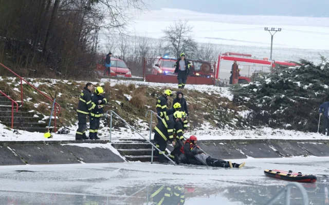 Velitel směny rokycanských hasičů ukončil po 26 letech službu, rozloučil se kuriózní záchranou tonoucího