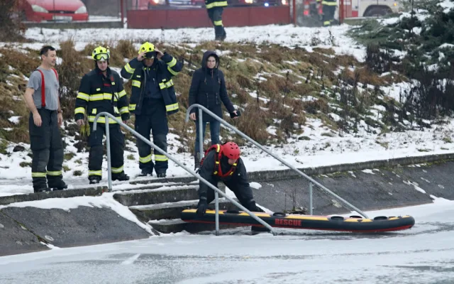 Velitel směny rokycanských hasičů ukončil po 26 letech službu, rozloučil se kuriózní záchranou tonoucího