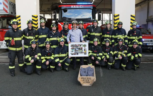 Velitel směny rokycanských hasičů ukončil po 26 letech službu, rozloučil se kuriózní záchranou tonoucího