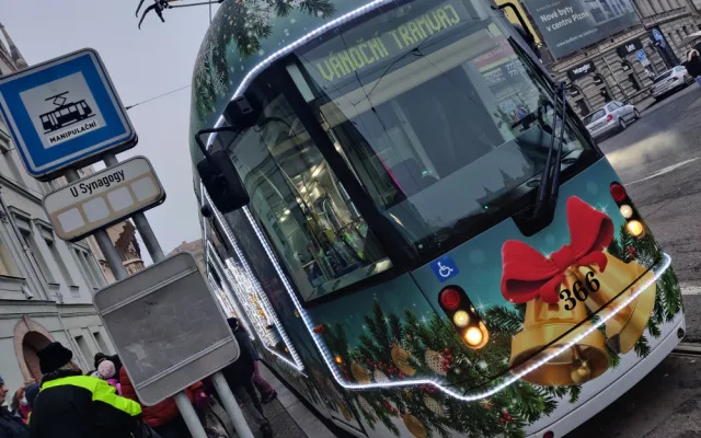Plzeňská vánoční tramvaj bere v populární anketě opět stříbro, nestačila na maďarský Miskolc