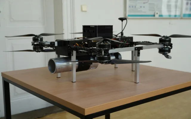 Unikátní dron by měl pomoci hasičům s požáry v uzavřených prostorech, prototyp testují plzeňští odborníci