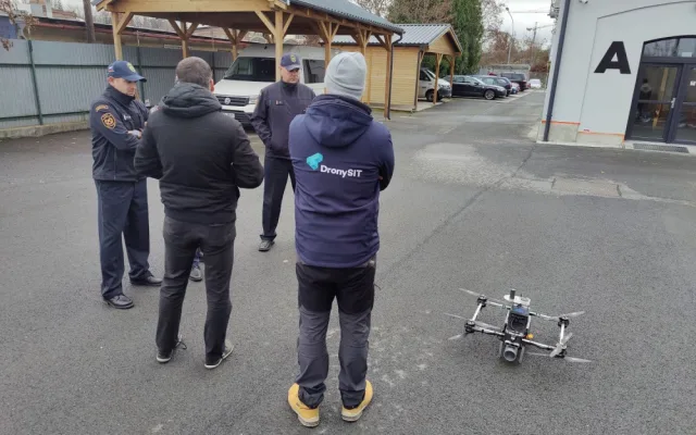 Unikátní dron by měl pomoci hasičům s požáry v uzavřených prostorech, prototyp testují plzeňští odborníci